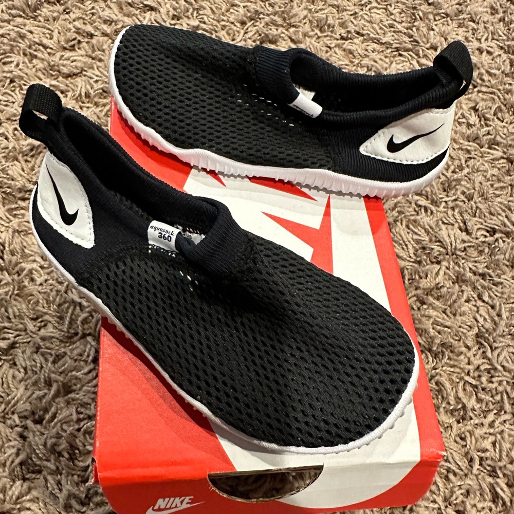 New Nike Aqua Sock Shoes